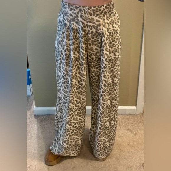 Aerie Street Trouser in Leopard Print - Picture 8 of 8